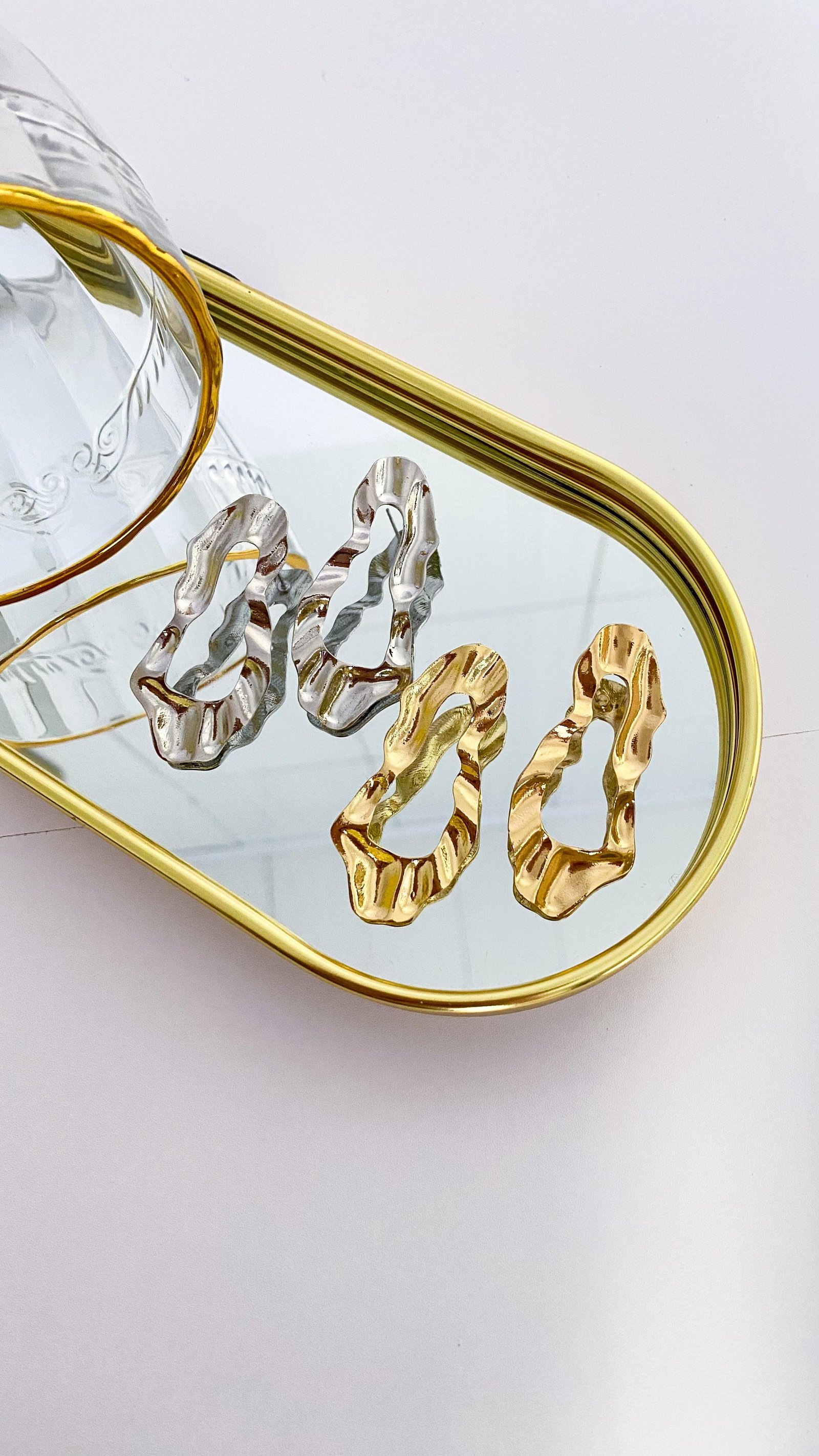 Brinco Folheado Orgânico Martelado 