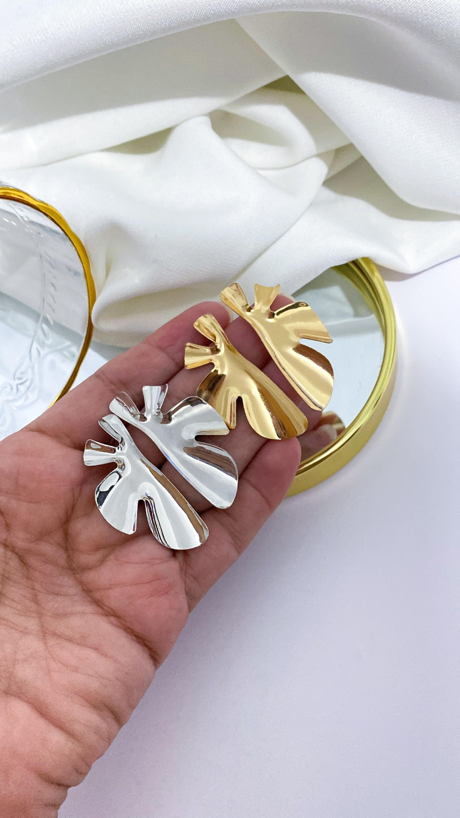 Brinco Folheado Meia Folha 