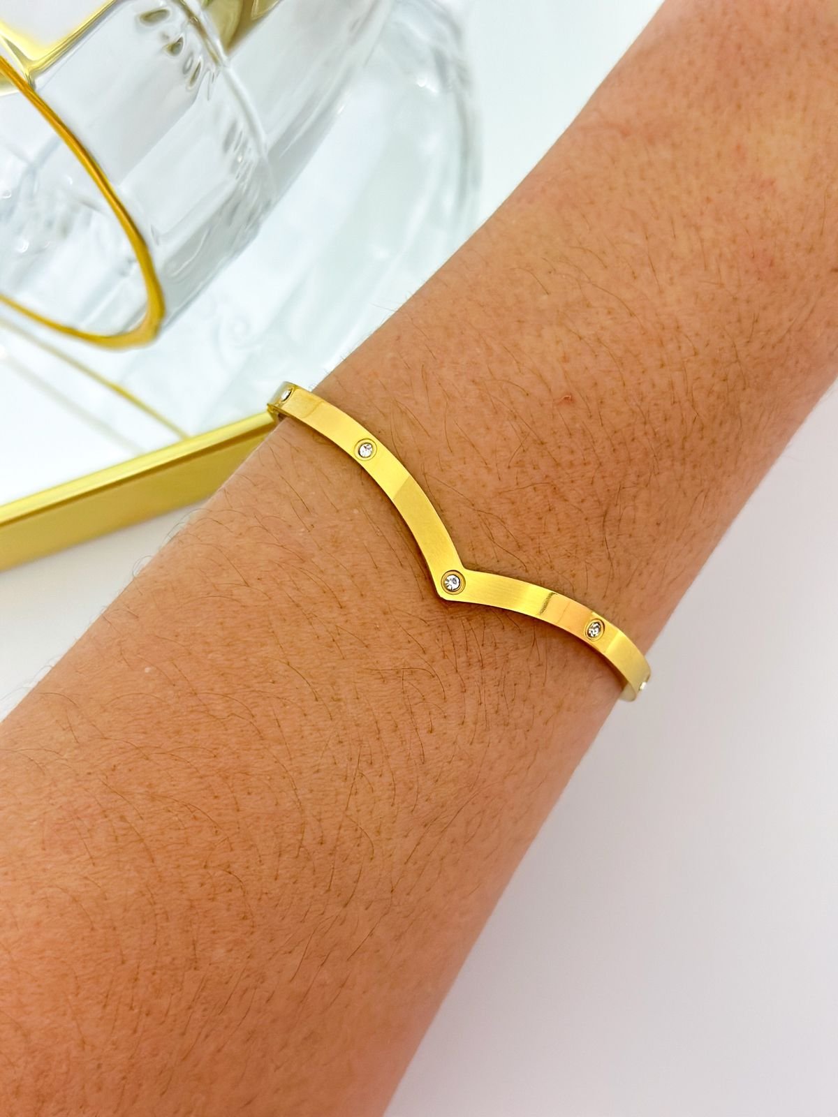 Bracelete Aço Inox Cartier V Dourado 