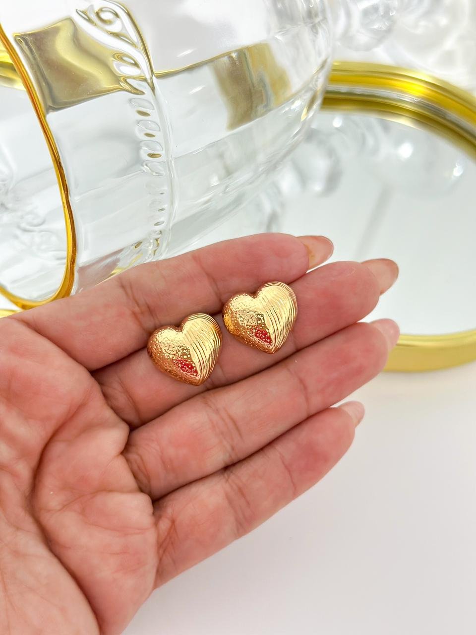 Brinco Folheado Coração Trabalhado Dourado 