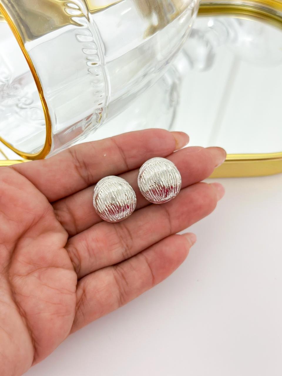 Brinco Folheado Meia Esfera Trabalhada Prata 