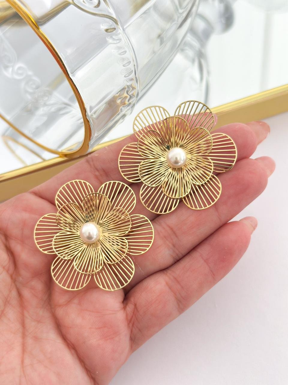 Brinco Folheado Flor Perola Vazado Dourado 