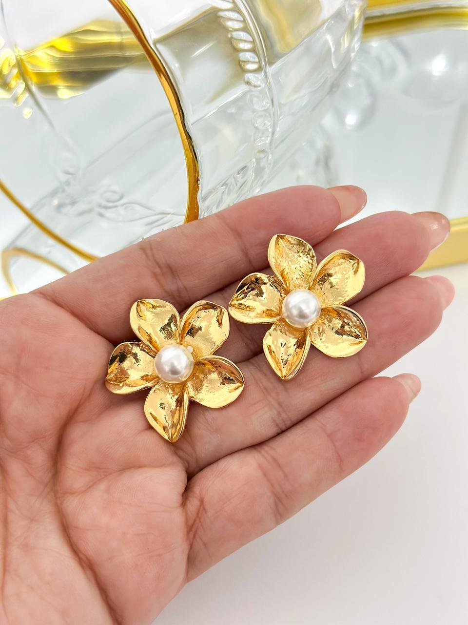 Brinco Folheado Flor Perola Dourado 