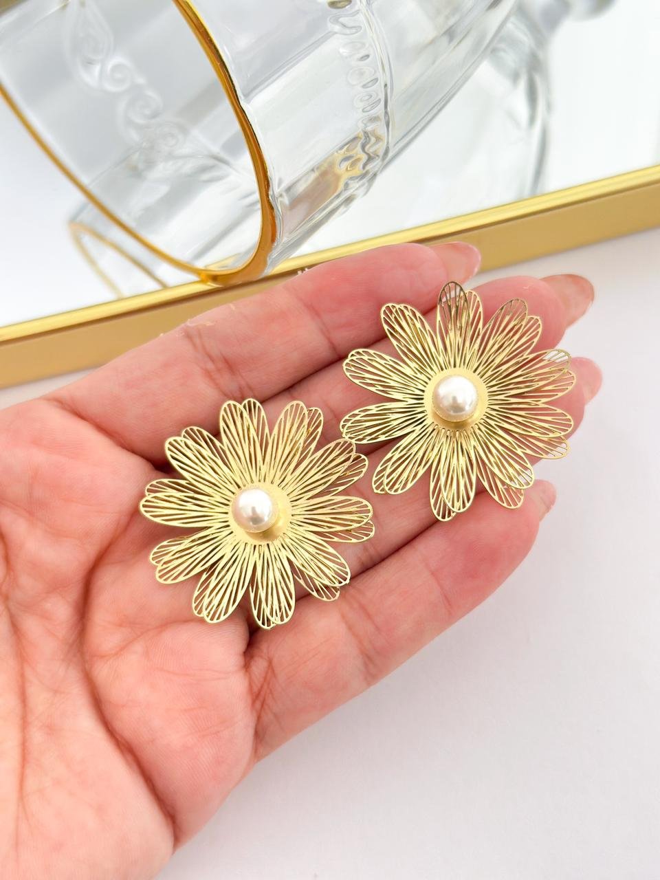 Brinco Folheado Flor Vazado Perola Dourado 