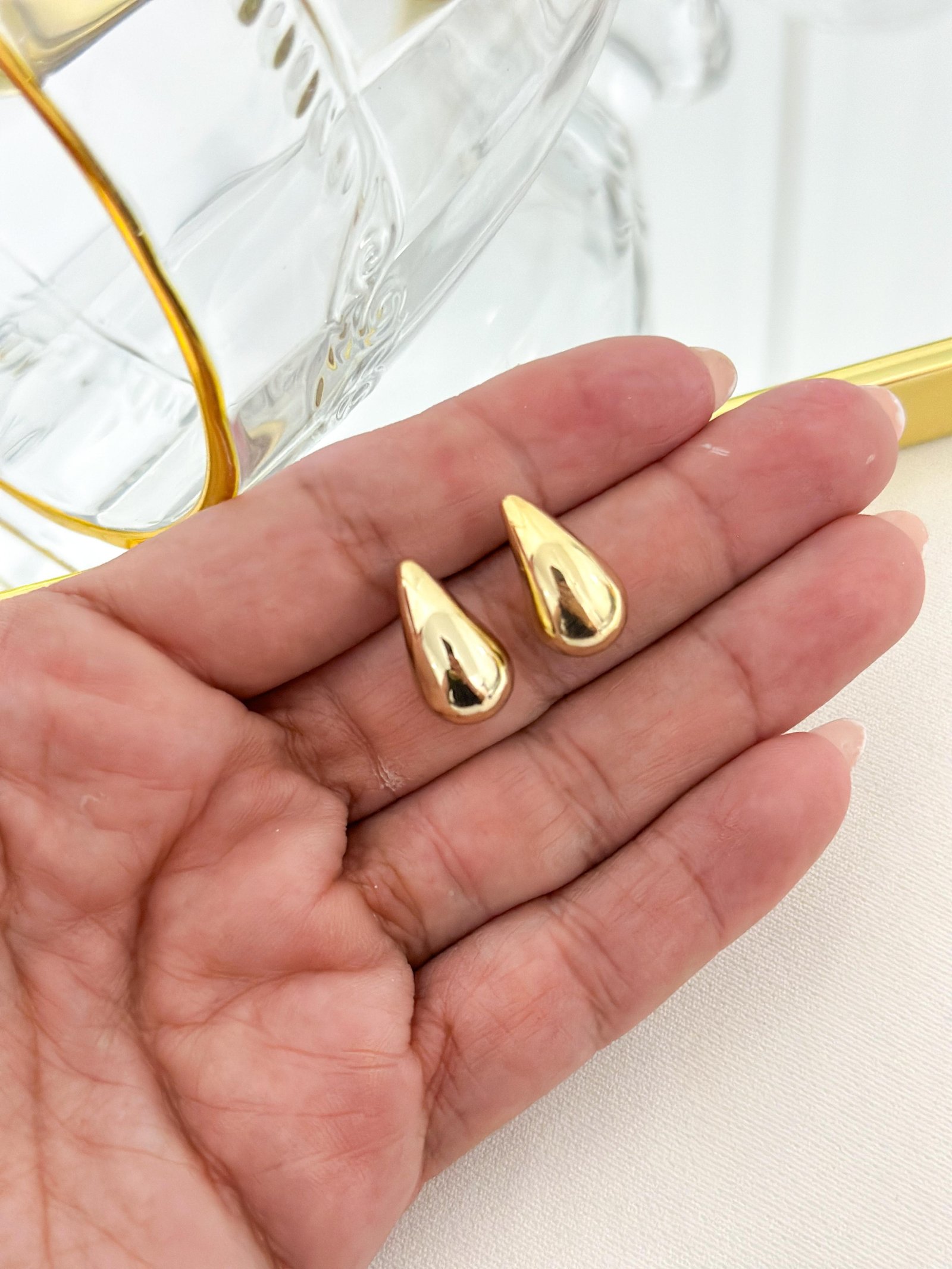 Brinco Folheado Gota Mini Dourada 