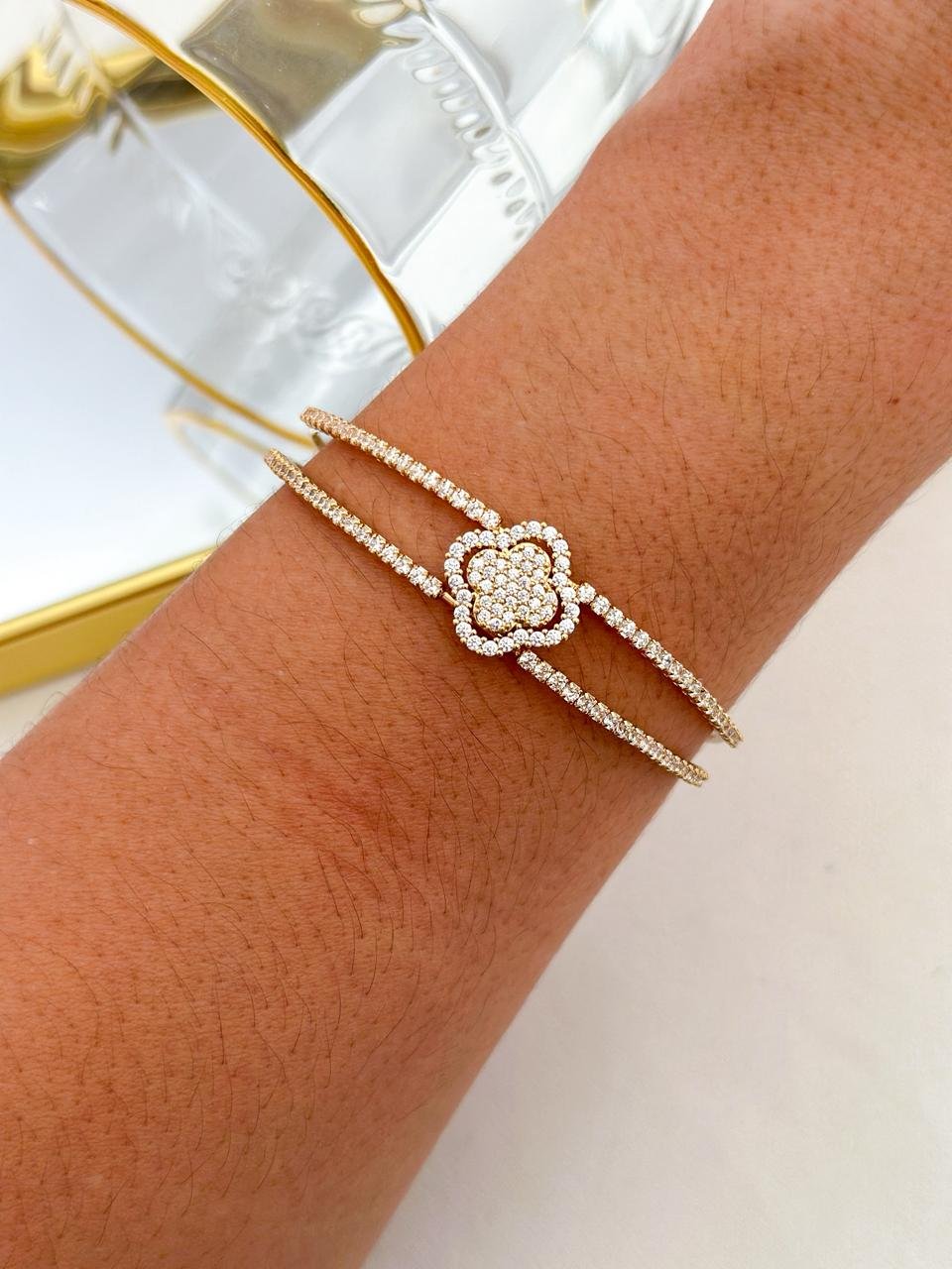 Bracelete Folheado Cravejado Trevo Dourado 