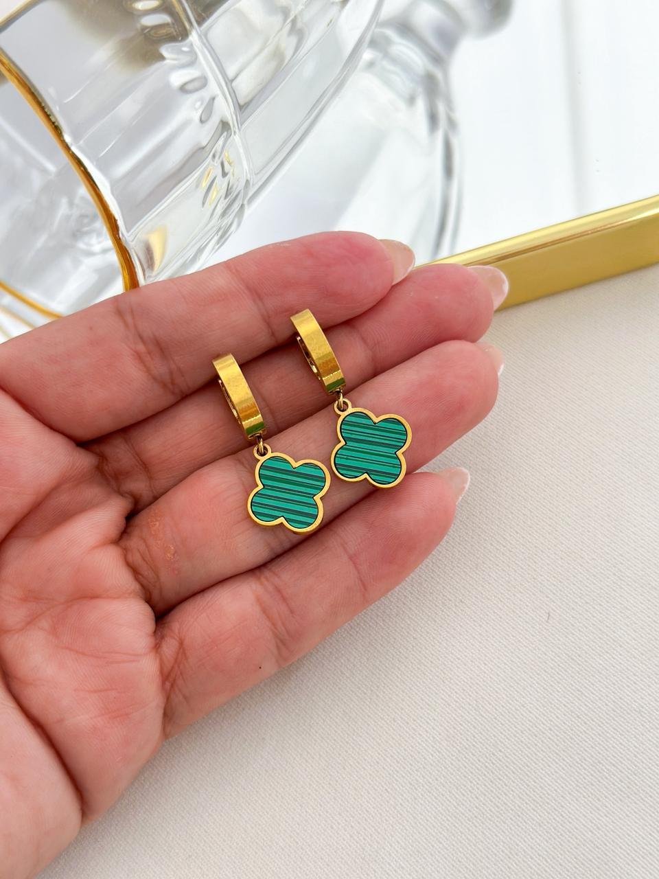 Argolinha Aço Inox Click Trevo Resinado Verde Dourado