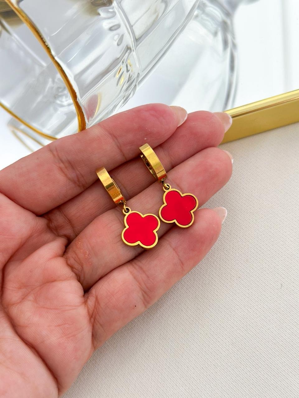 Argolinha Aço Inox Click Trevo Resinado Vermelho Dourado