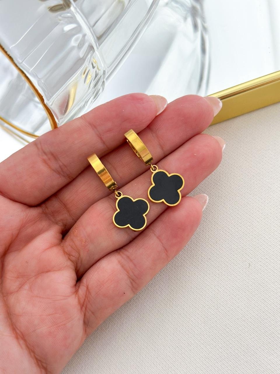 Argolinha Aço inox Click Trevo Resinado Preto Dourado