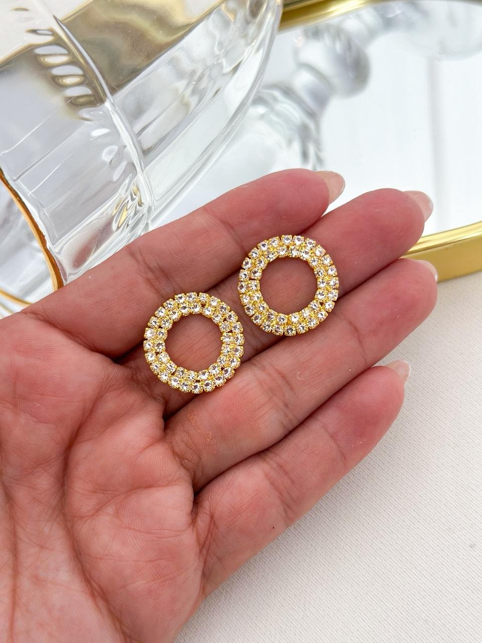 Brinco Folheado Cravejado Circulo Vazado Dourado