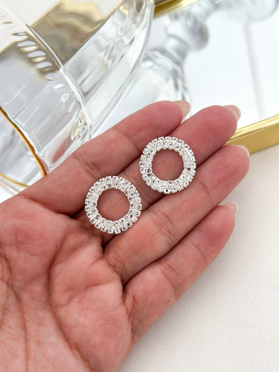 Brinco Folheado Cravejado Circulo Vazado Prata