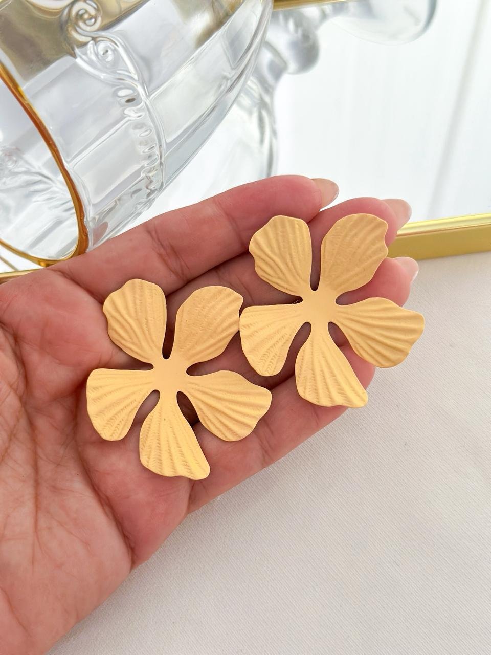 Brinco Flor Colorido Verão Amarelo Manteiga