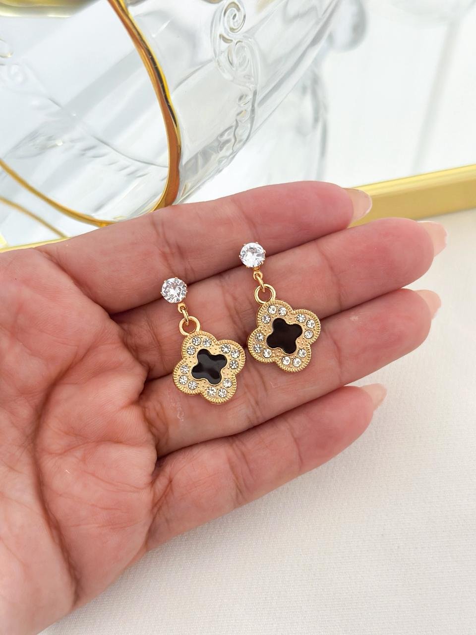 Brinco Folheado Trevo Cravejado E Ponto De Luz Preto Dourado 