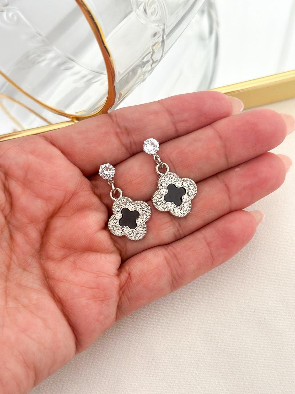 Brinco Folheado Trevo Cravejado E Ponto De Luz Preto Prata