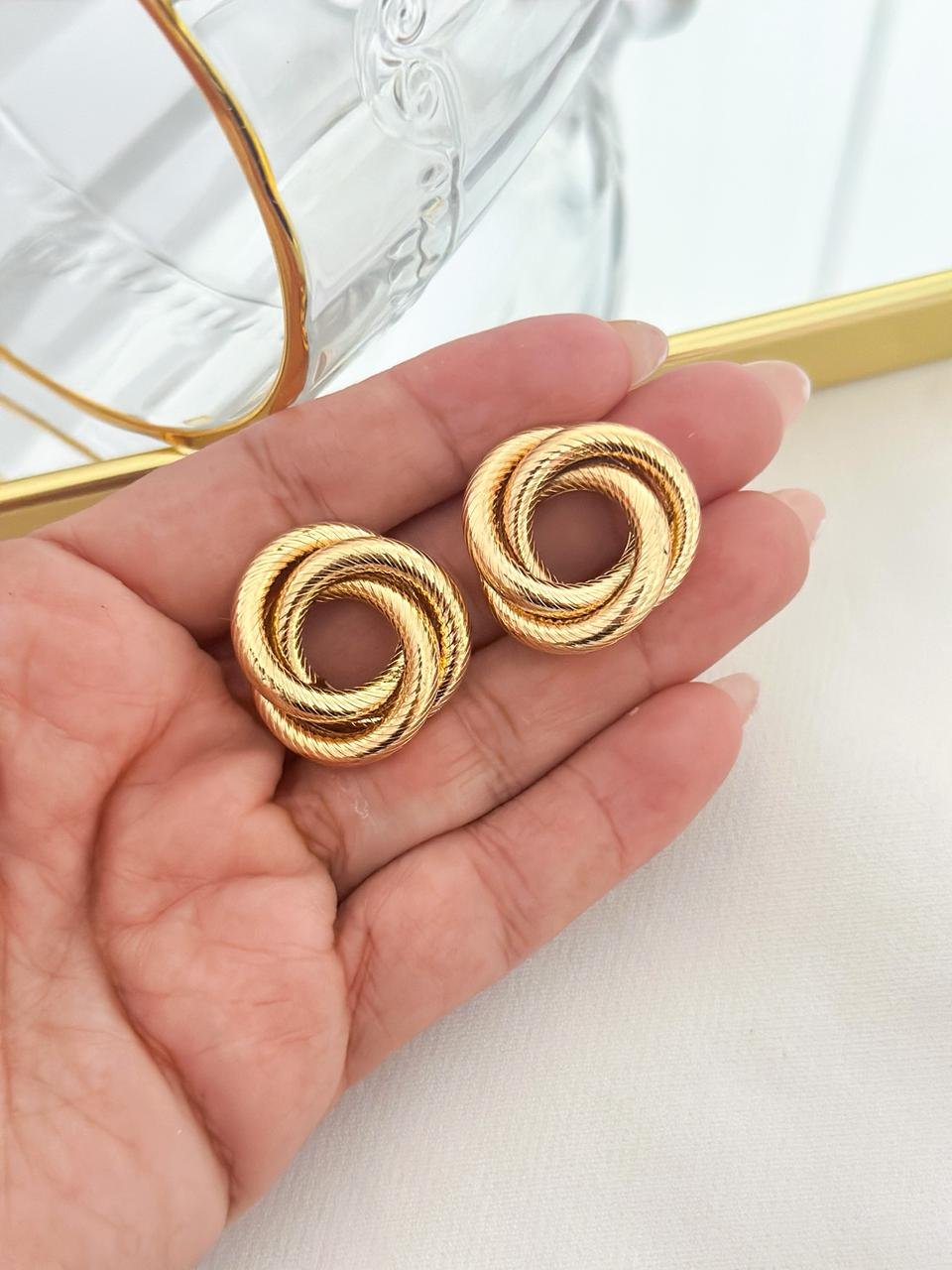 Argola Folheada Entrelaçadas Dourada 