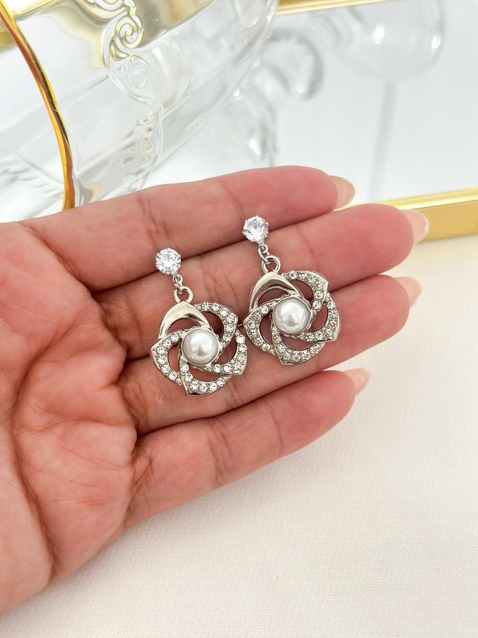 Brinco Folheado Flor Cravejada E Perola Prata 