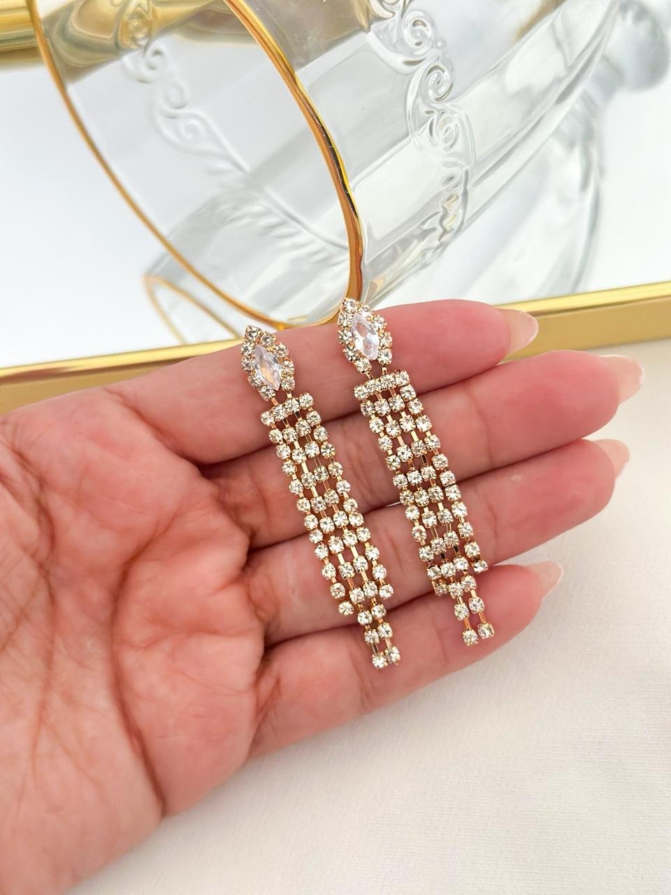 Brinco Folheado Longo Com Strass Dourado 