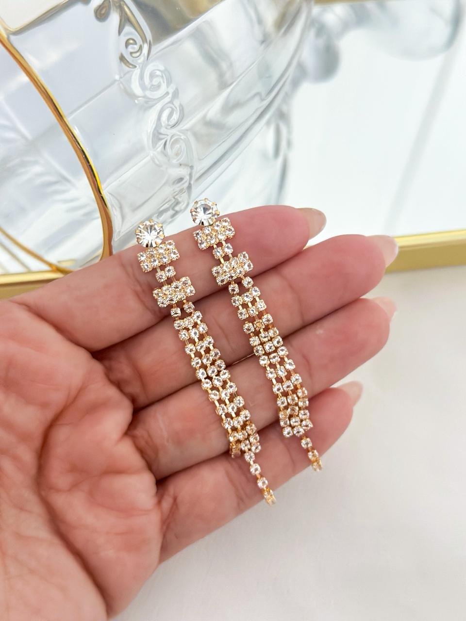 Brinco Folheado Longo Com Strass e Ponto De Luz Dourado