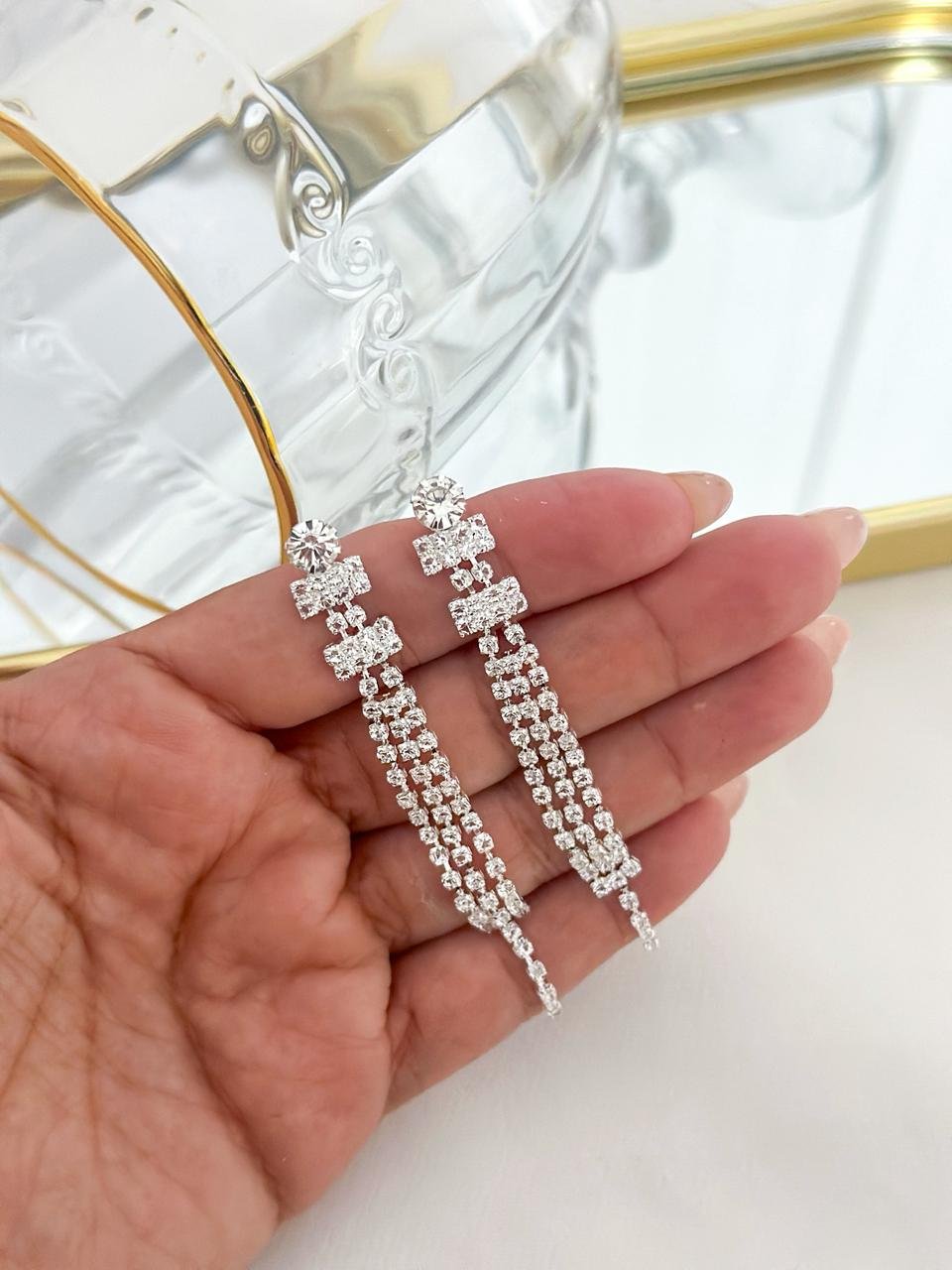 Brinco Folheado Longo Com Strass e Ponto De Luz Prata