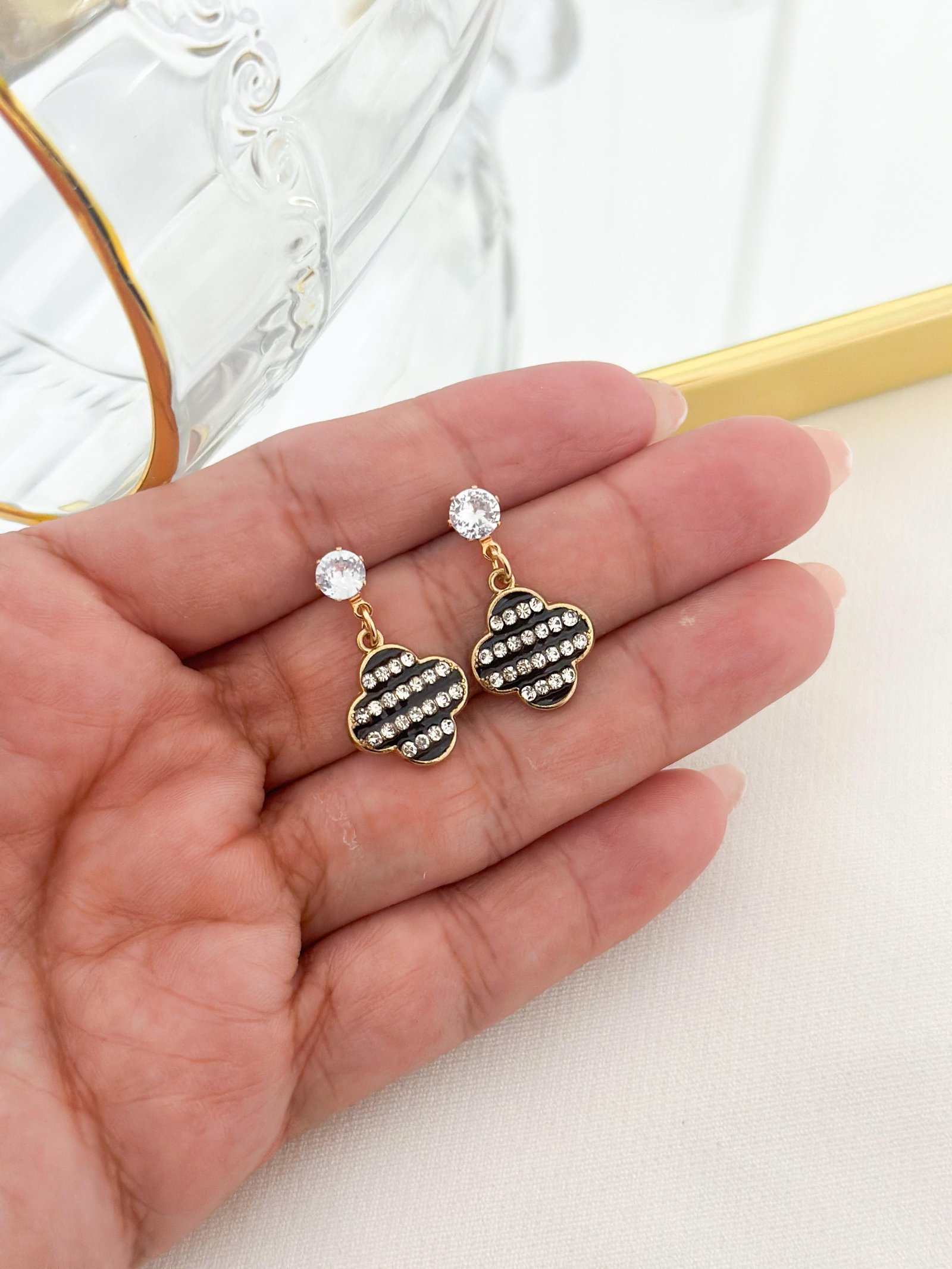 Brinco Folheado Trevo Cravejado Dourado 