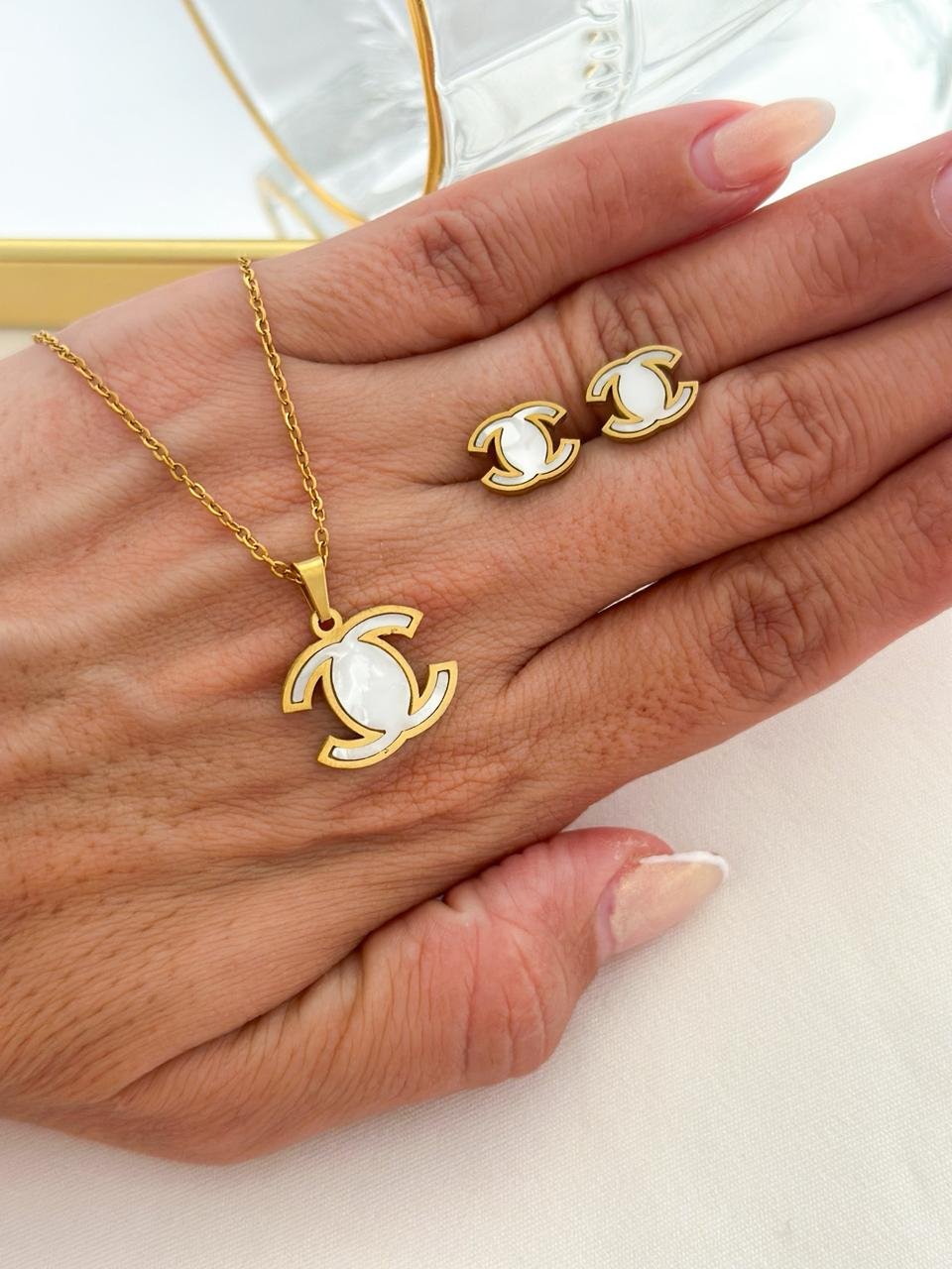 Conjunto Aço Inox Chanel Resinado Branco Dourado