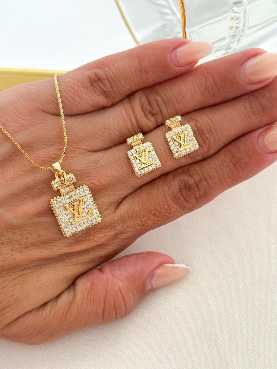 Conjunto Folheado Cravejado Louis Vuitton Dourado