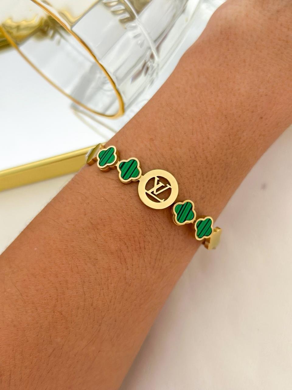 Bracelete Aço Inox Louis Vuitton Trevo Verde Dourado 