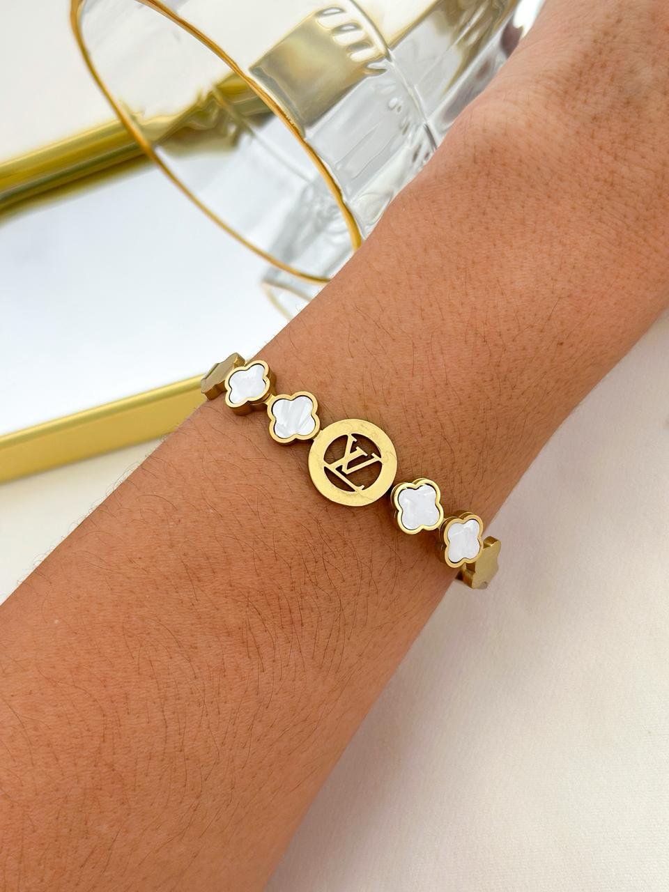 Bracelete Aço Inox Louis Vuitton Trevo Branco Dourado 