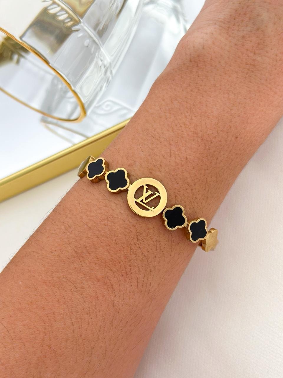 Bracelete Aço Inox Louis Vuitton Trevo Preto Dourado 
