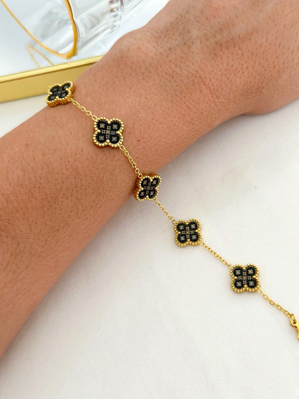 Pulseira Aço Inox Louis Vuitton 5 Trevos Preto Dourada