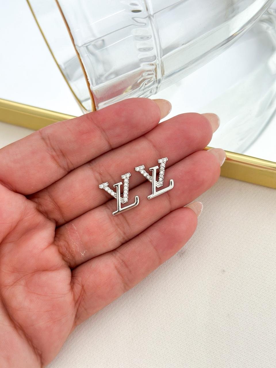 Brinco Folheado Cravejado Louis Vuitton Prata