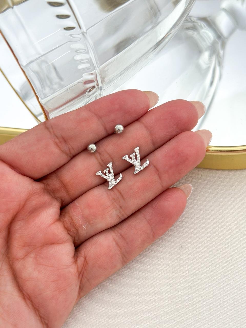 Brinco Aço Inox Duplo Louis Vuitton Cravejado E Bolinha Prata