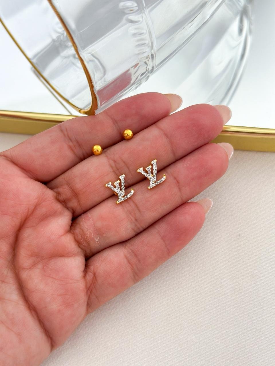 Brinco Aço Inox Duplo Louis Vuitton Cravejado E Bolinha Dourado 