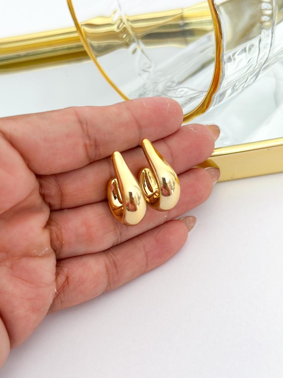 Brinco Folheado Formato J Dourado 